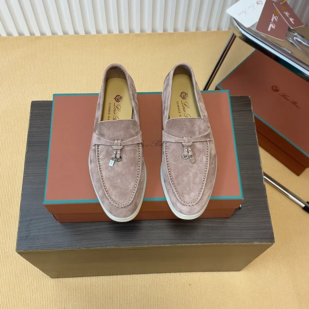 👟👟Ex-factory price 540👟👟 🔥🔥🔥 Loro Piana classic model 💯Top genuine grade💯Buy the original 1:1 copy💯 Founded the existing Loro Piana company on April 24, 1924. It is the sixth generation of family operation, providing the best quality products to customers who are discerning about taste and quality. Fabric: Imported original Yangjing (men's model imported high mercerized) Lining: Made of plain calfskin Purely hand-sewn thread Authentic packaging Original outsole Size: 35-42 39-45 Note: Long-term supply, sell with confidence